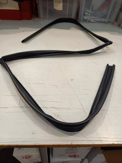 Genuine Mitsubishi Runchan,R/Dr Wdo Glass,Rh | MR436792