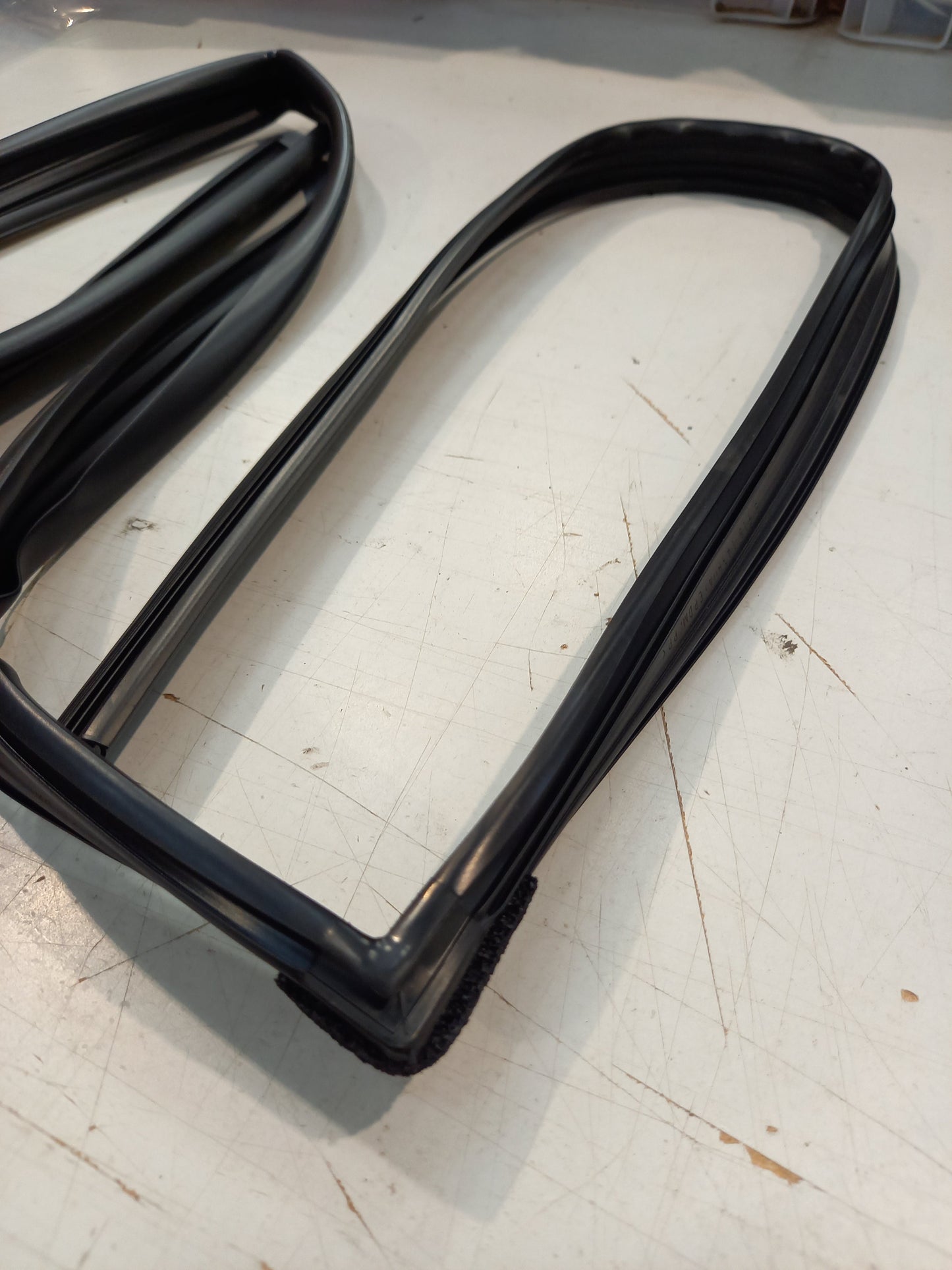 Genuine Mitsubishi Runchan,R/Dr Wdo Glass,Lh | MR436791