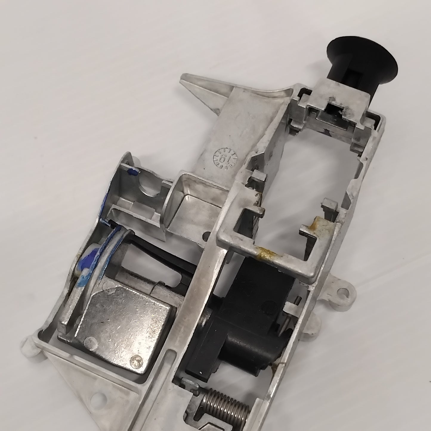 Genuine Door Left Handle Holder - Citroen Berlingo / Peugeot Partner | 910961