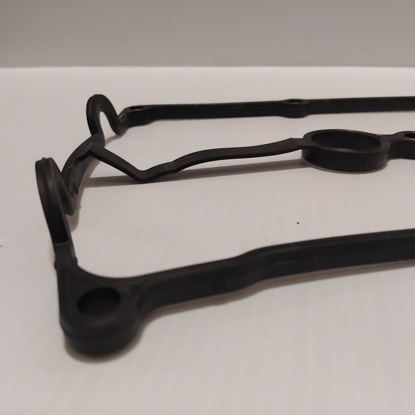 Genuine Ford Gasket - Valve Rocker Arm Cover | 3992585