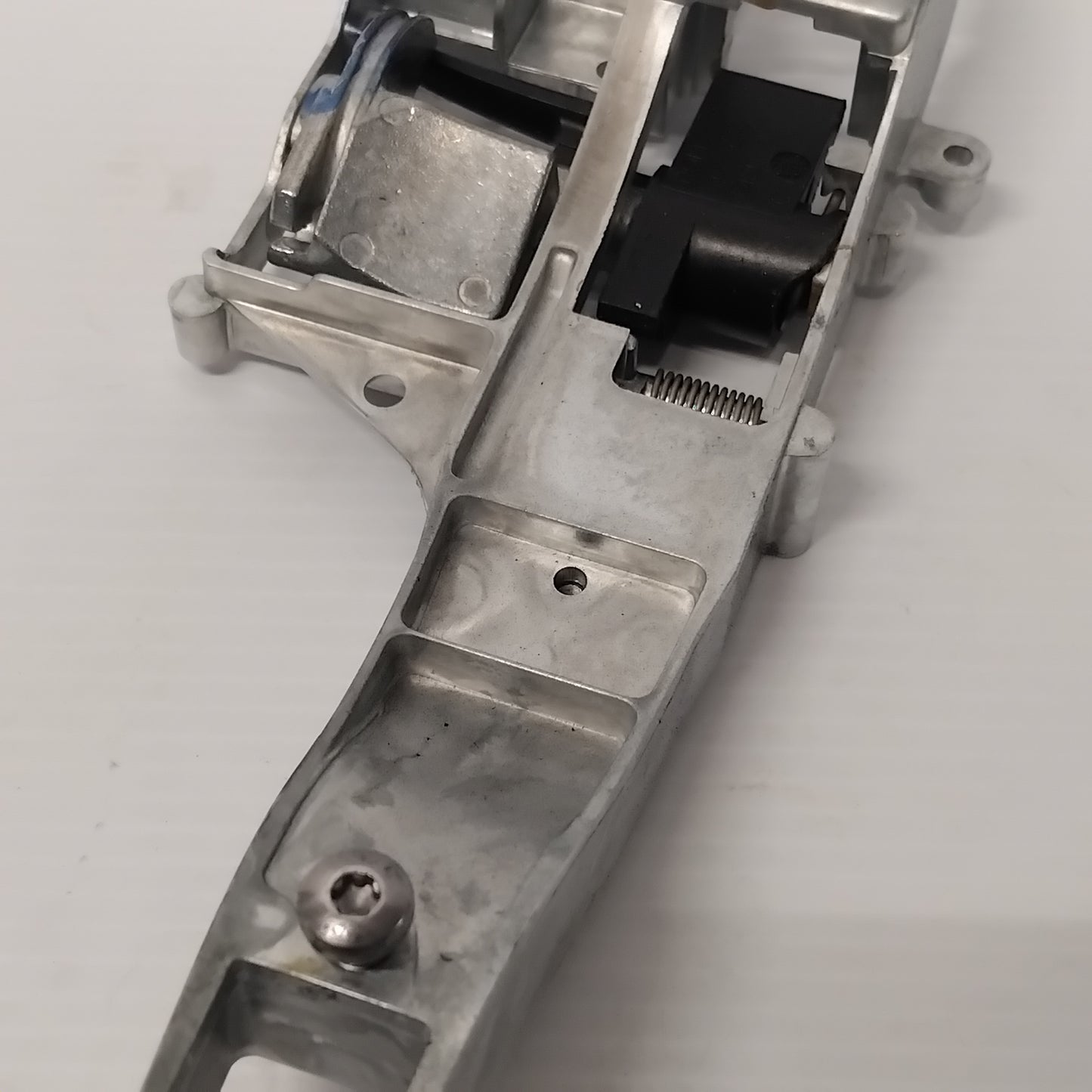 Genuine Door Left Handle Holder - Citroen Berlingo / Peugeot Partner | 910961