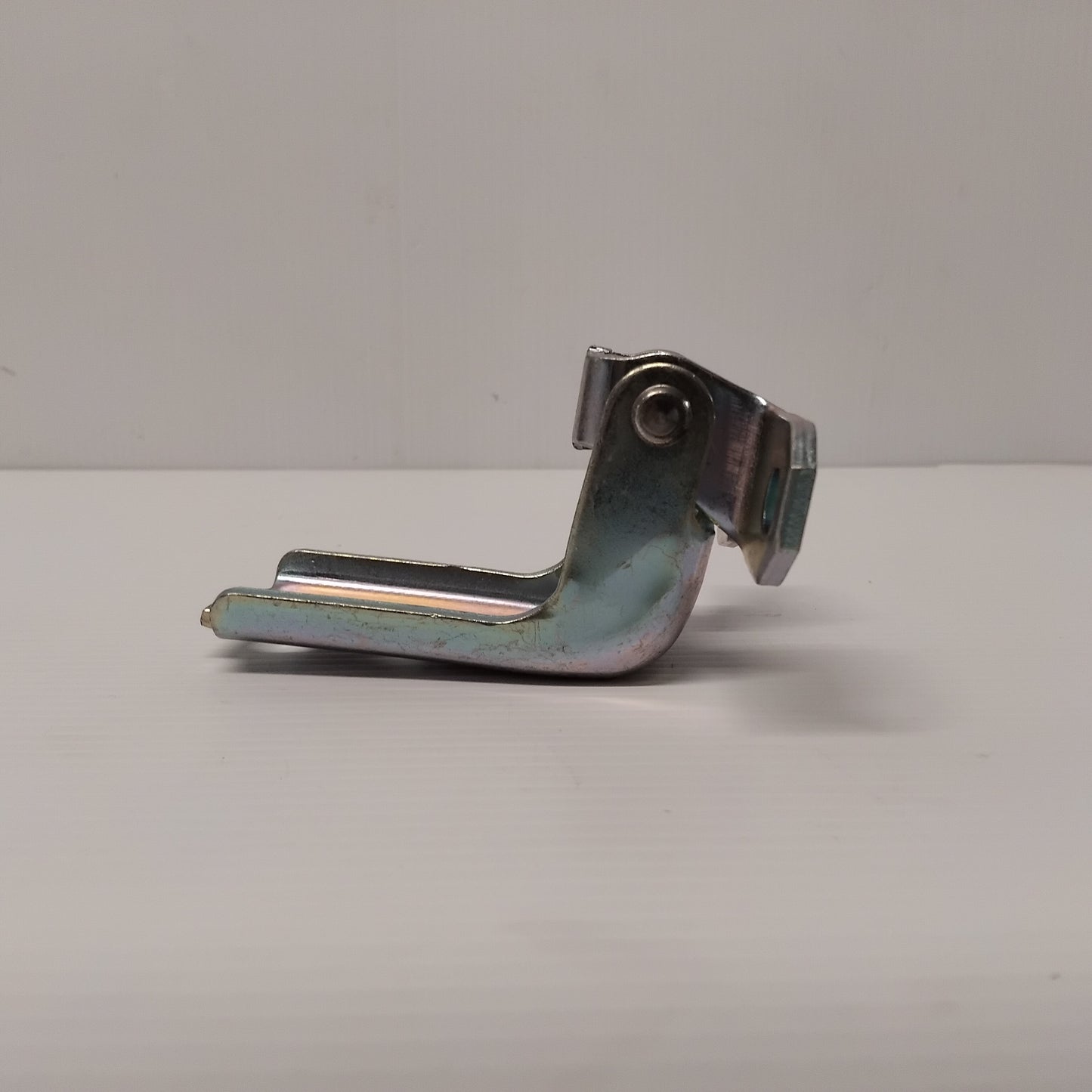 Genuine Suzuki Hinge, Front Door Avk3 | 69320-68LB0-000