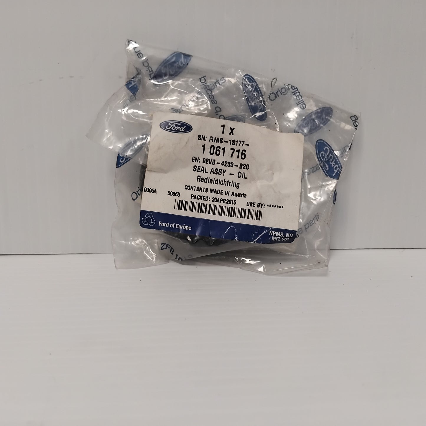 Genuine Rear Wheel Hub Oil Seal - Ford Transit 1991-2000 | 1061716
