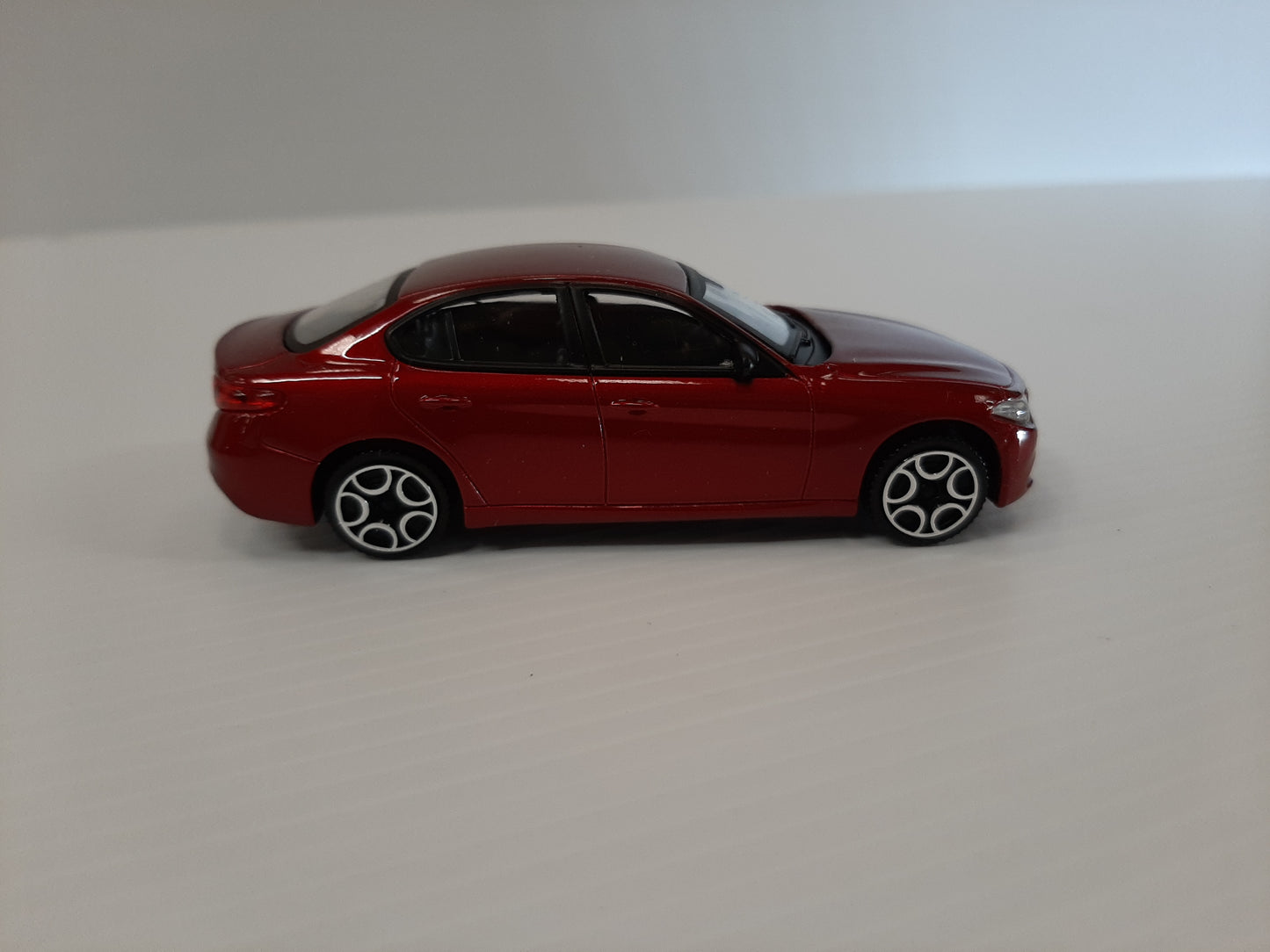 1:43 Scale Alfa Romeo Giulia - Model Car - Red | 6002350541
