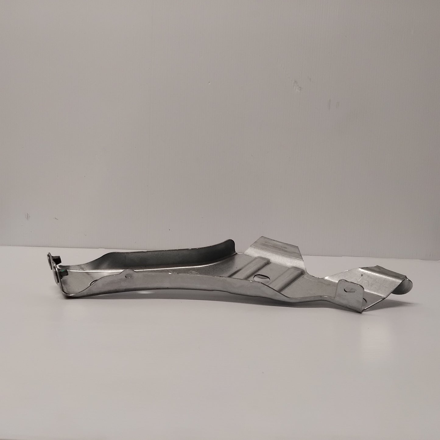 Genuine Front Left Fender Extension Bracket - Ford Focus 2018- | 2311070