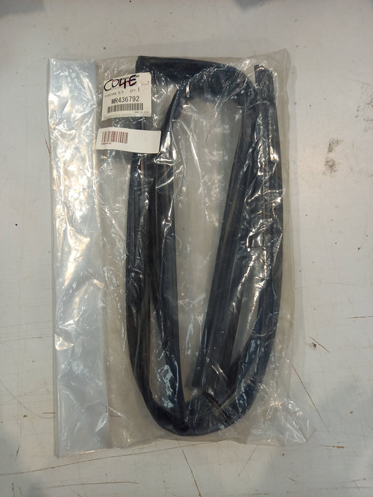 Genuine Mitsubishi Runchan,R/Dr Wdo Glass,Rh | MR436792