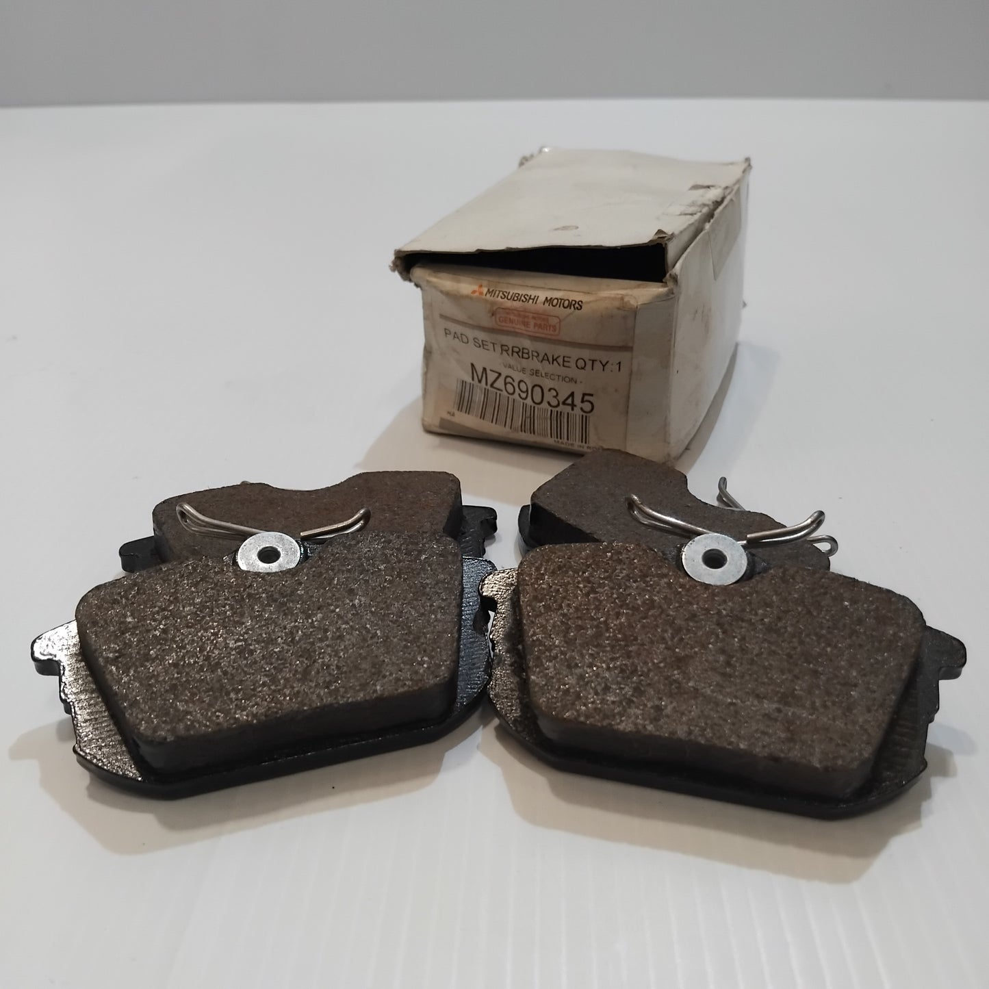 Genuine Mitsubishi Pad Set,Rr Brake | MZ690345