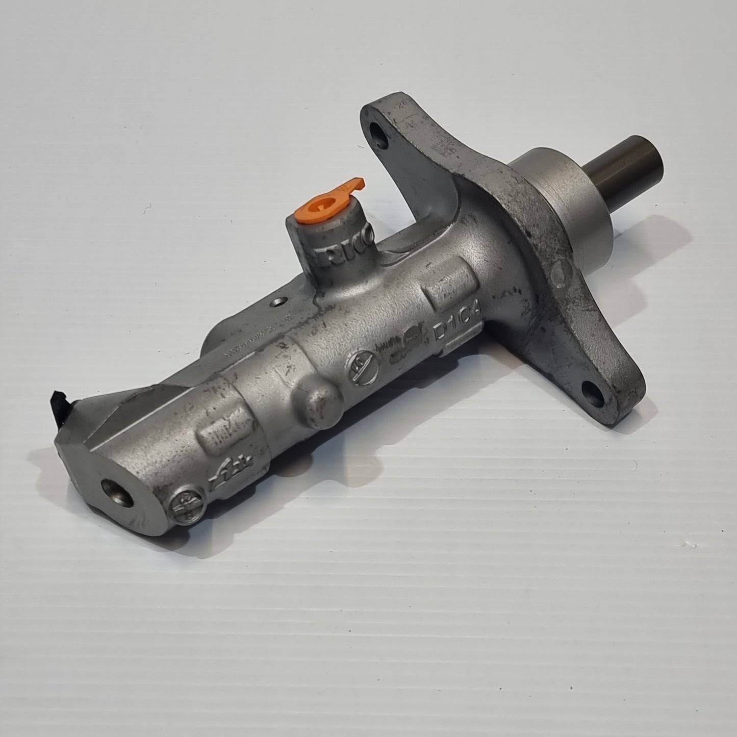 Genuine Brake Master Cylinder - Dacia Duster 2010-2013 | 46 01 104 80R