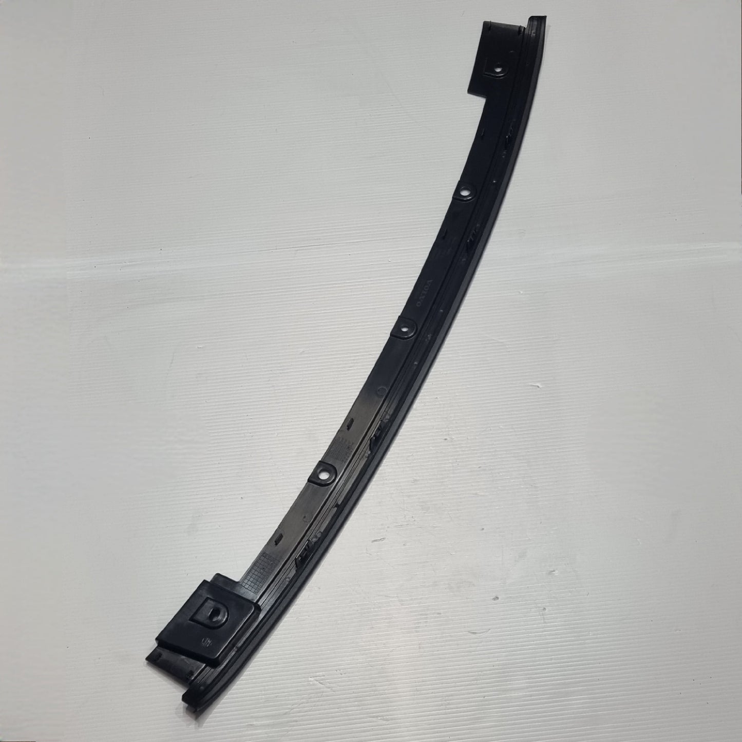 Genuine Grille Upper Seal - Volvo C40 | 32337614