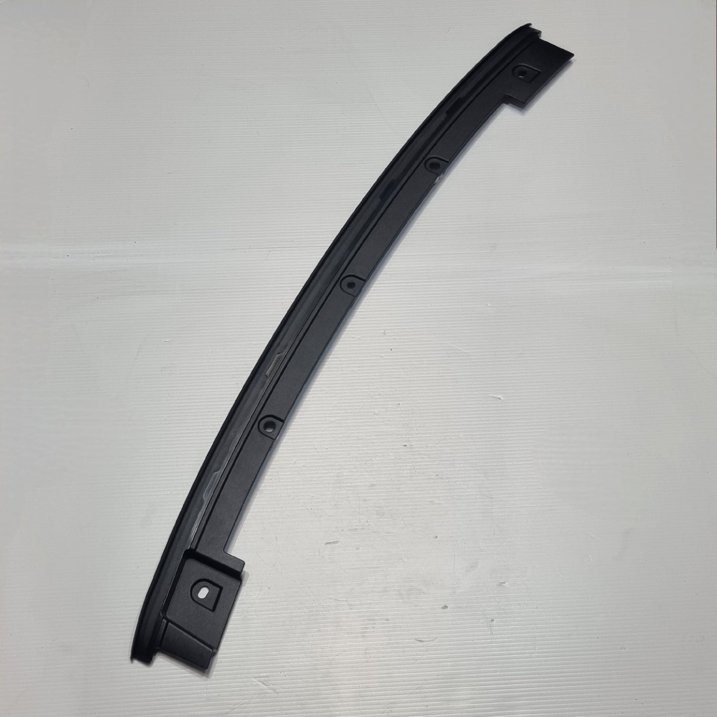 Genuine Grille Upper Seal - Volvo C40 | 32337614