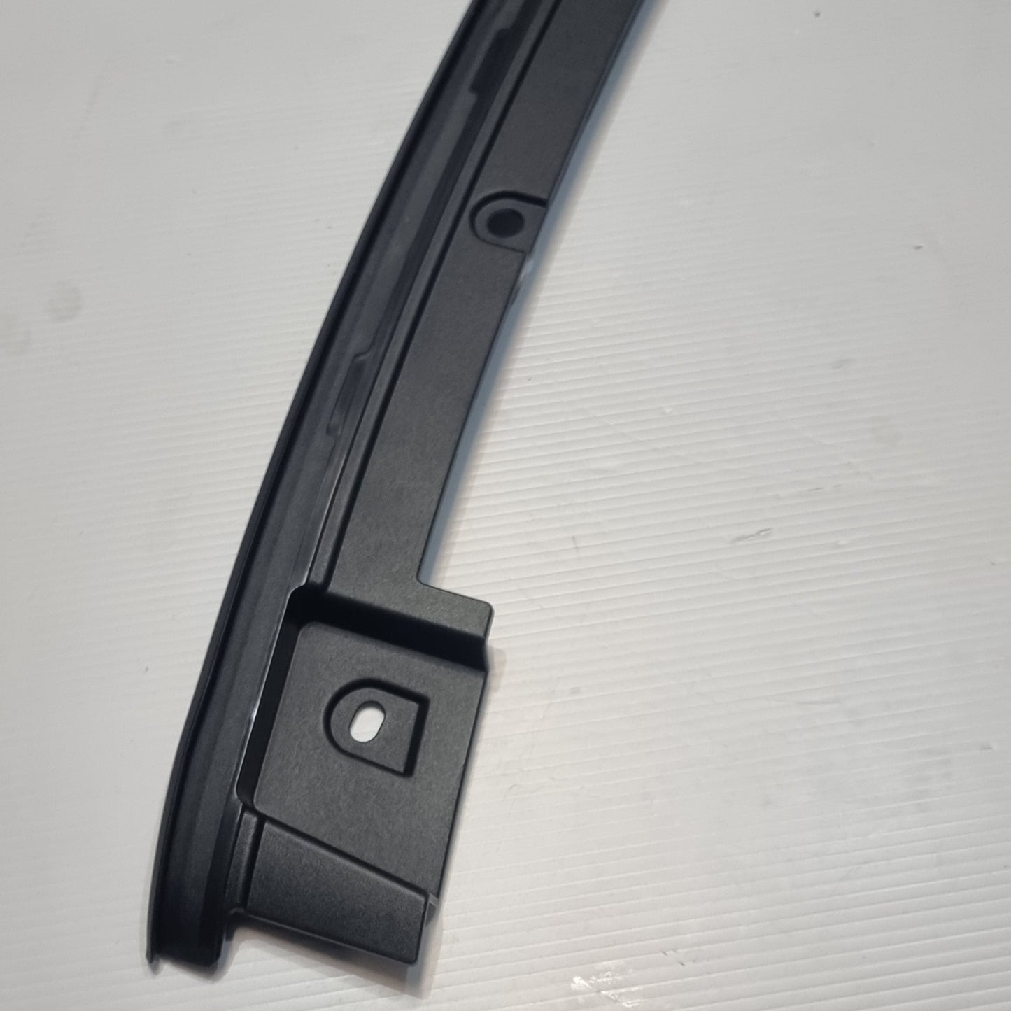 Genuine Grille Upper Seal - Volvo C40 | 32337614
